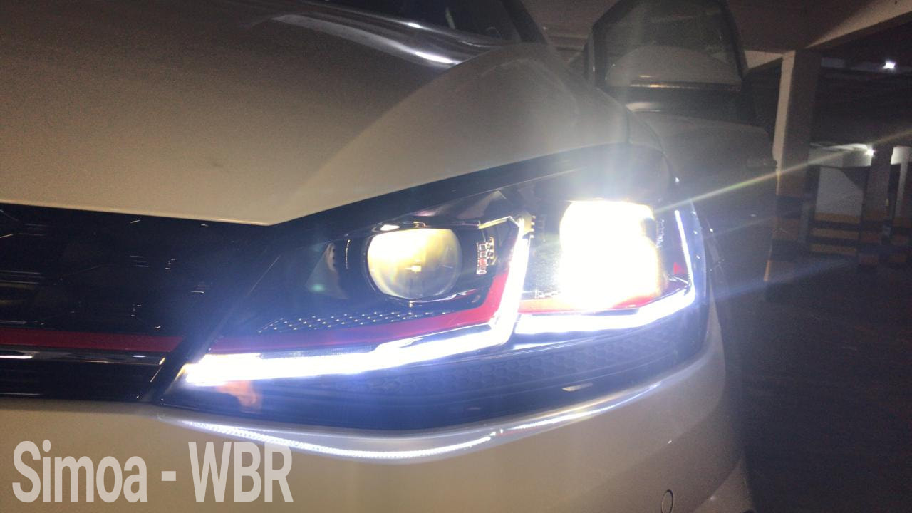 Detalhe do farol em carro branco