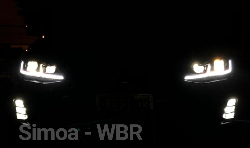 Vista lateral do farol em carro prata