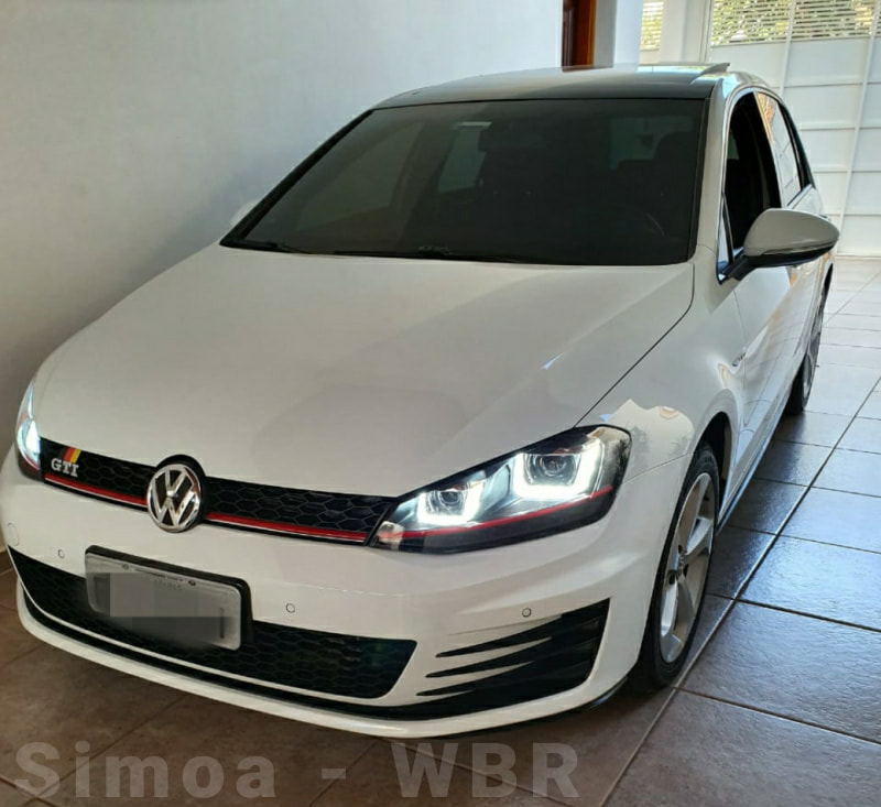 Detalhe do farol em carro branco