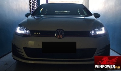 Detalhe do farol em carro branco