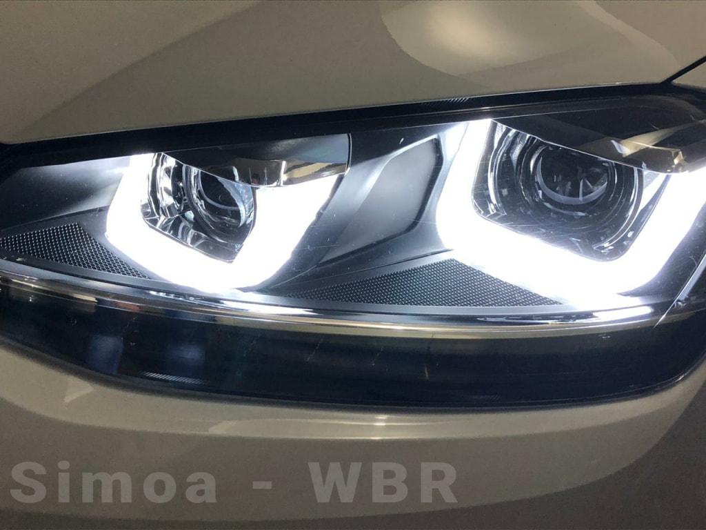 Detalhe do farol em carro branco