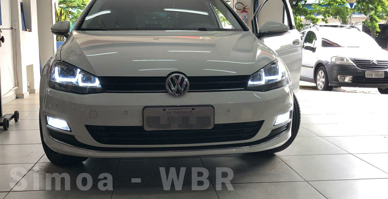 Vista lateral do farol em carro prata